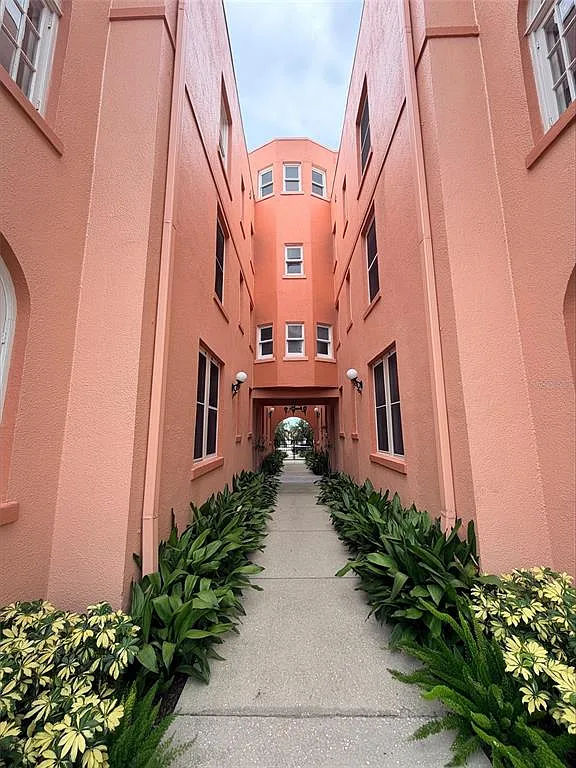 1221 N Palm Ave — Photo 2