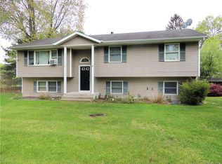 8 Hillcrest Dr, Salisbury Mills, NY 12577