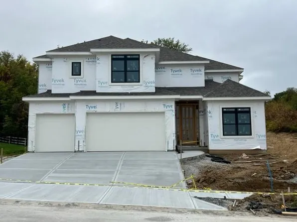 5852 S National Dr, Parkville, MO 64152