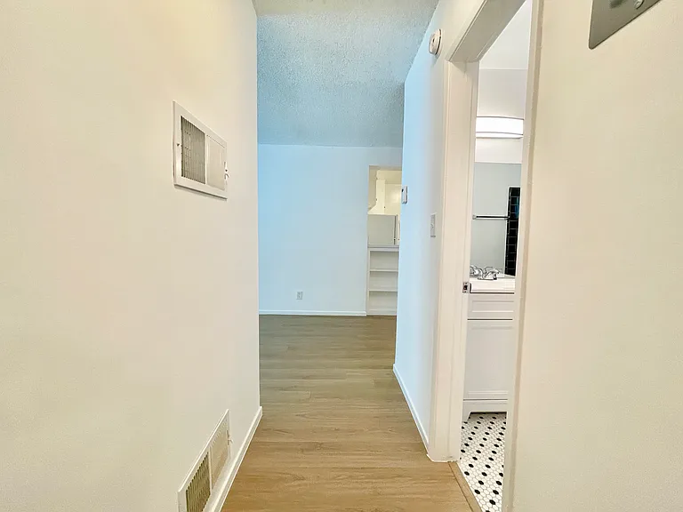 934 N Gardner St #8 — Photo 12