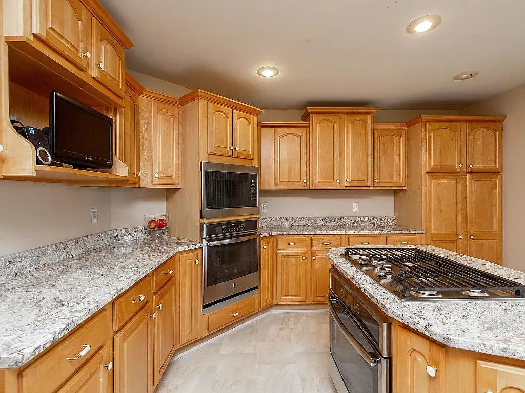 5 bed, 3507 sqft, $4,200 — Photo 2