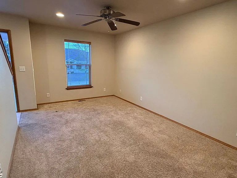 435 E St NE — Photo 7