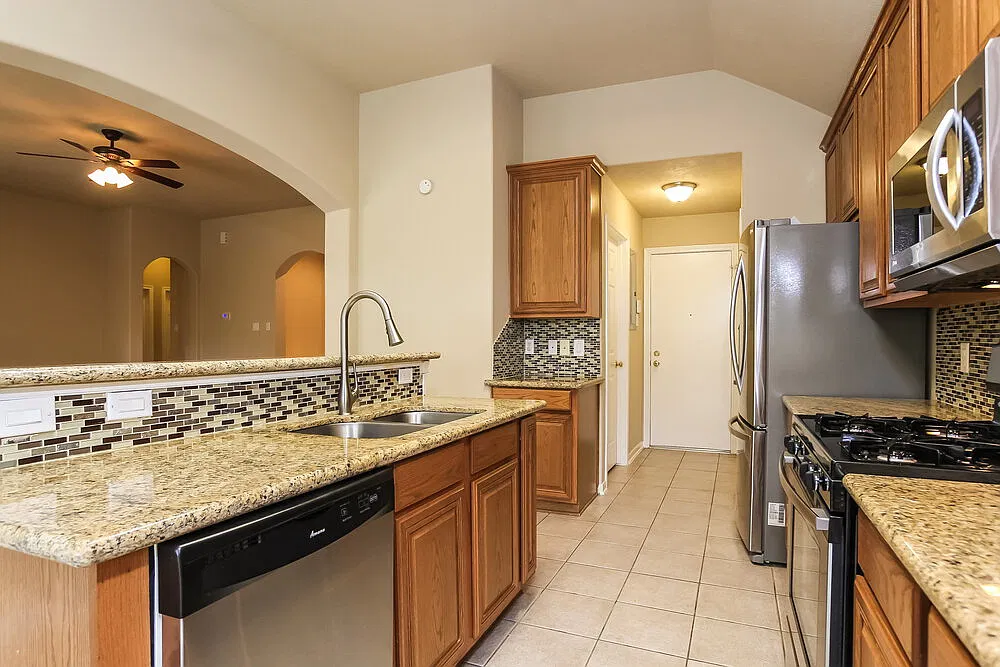 3 bed, 2.0 bath, 1973 sqft, $2,085 — Photo 2