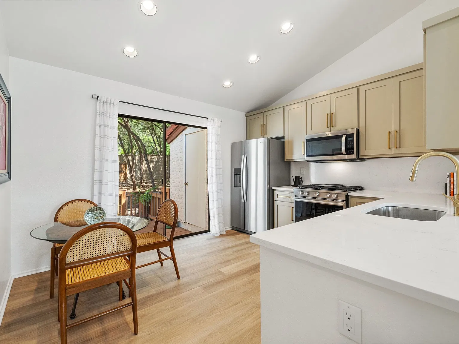 2 bed, 782 sqft, $1,975 — Photo 4