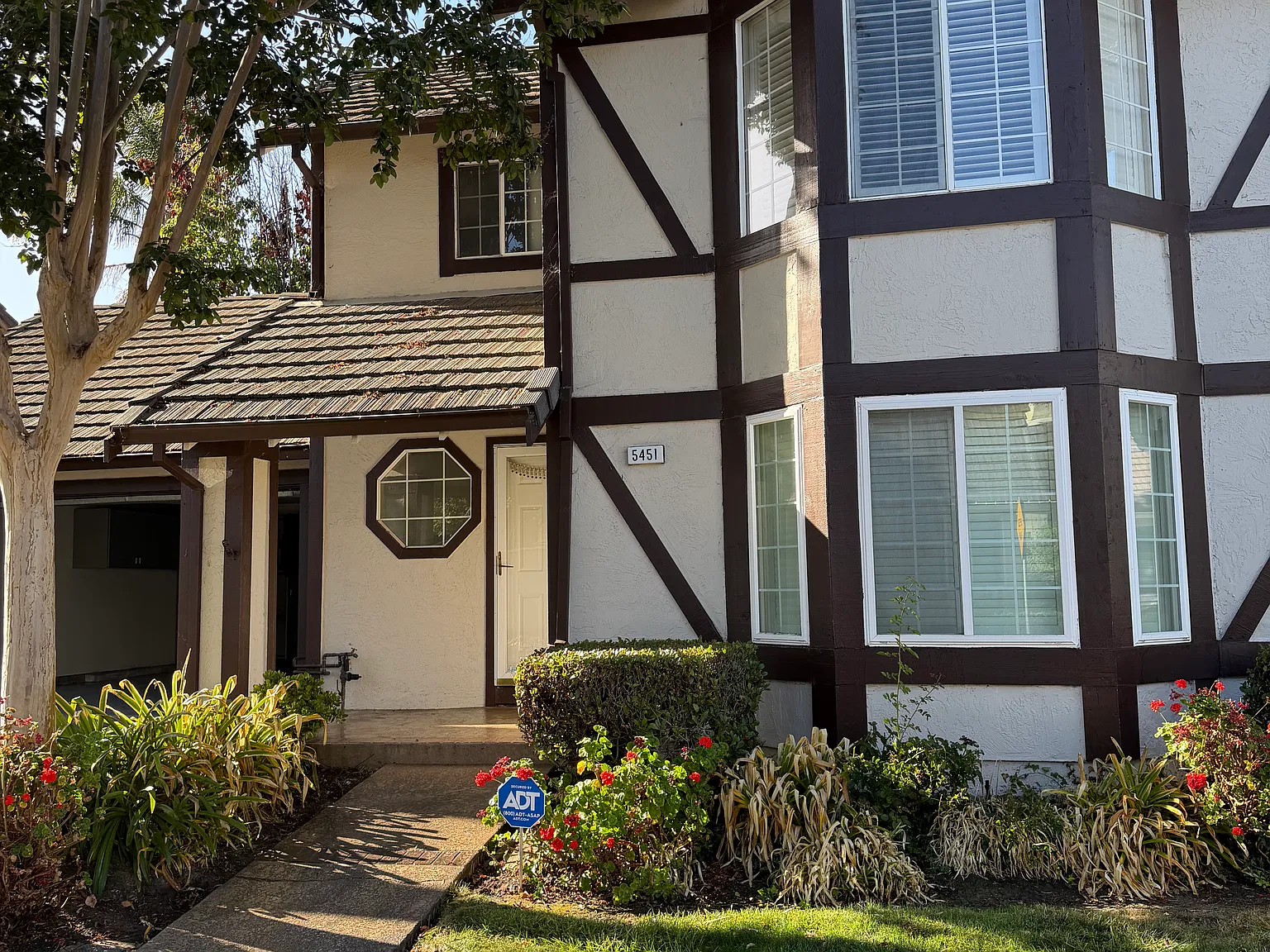 3 bed, 2.5 bath, 1324 sqft, $4,100 — Photo 2
