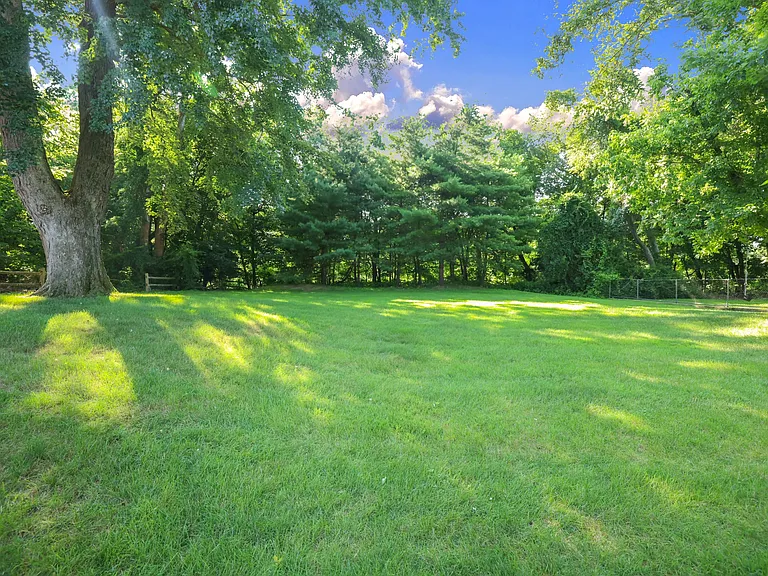 261 Fox Meadow Rd — Photo 12
