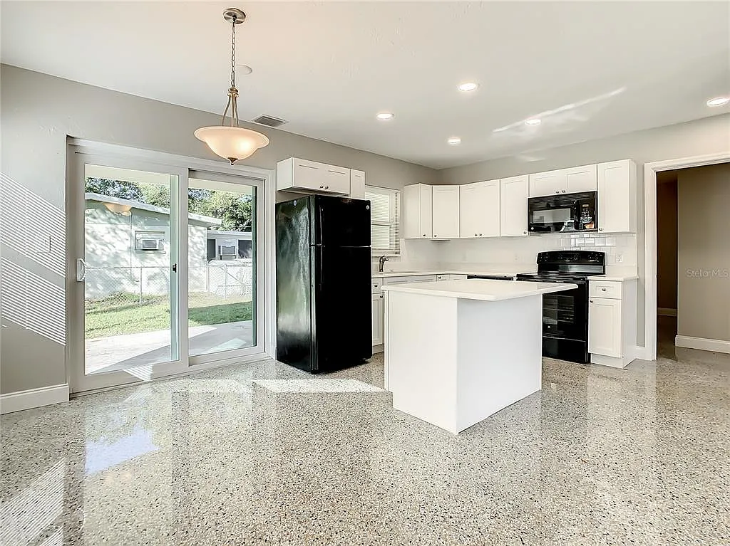 2 bed, 1.0 bath, 768 sqft, $2,100 — Photo 2