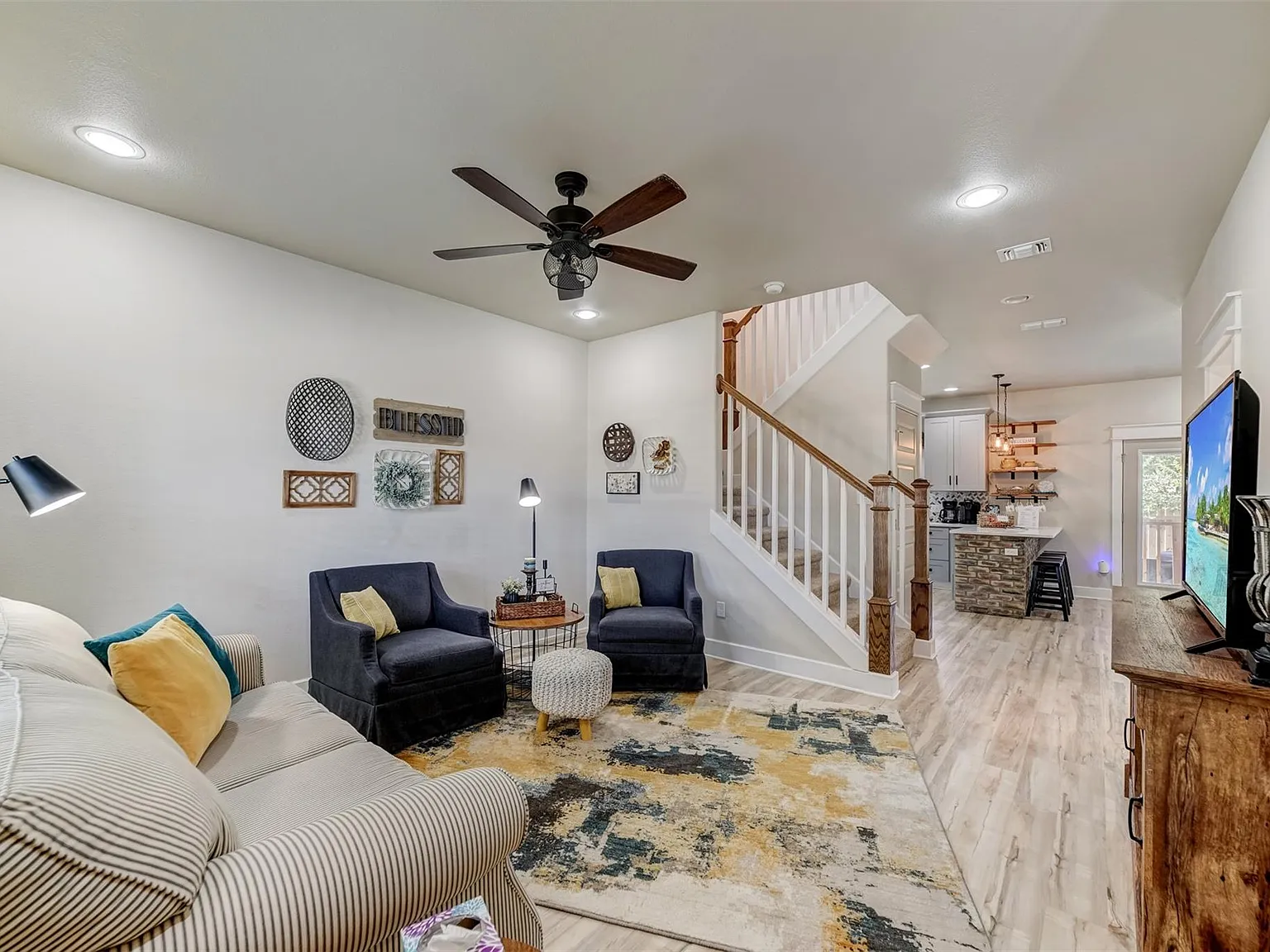 3 bed, 2.5 bath, 1359 sqft, $2,050 — Photo 4