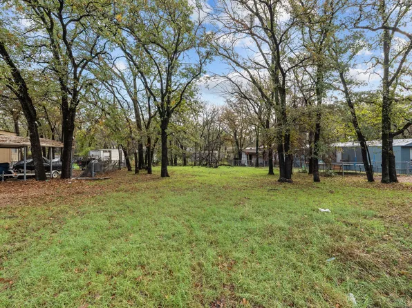 1332 Dawn Ct, Azle, TX 76020