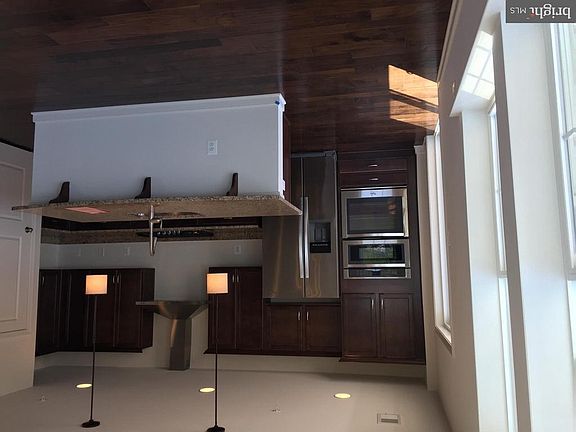 Gourmet Kitchen with SS Apliances