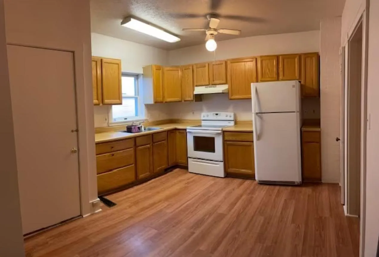 3 bed, 930 sqft, $2,850 — Photo 2