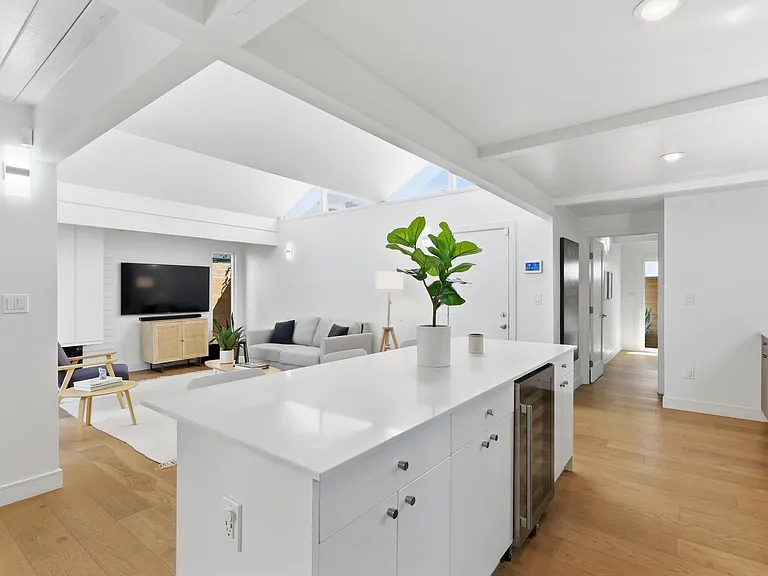 258 Walnut St — Photo 6