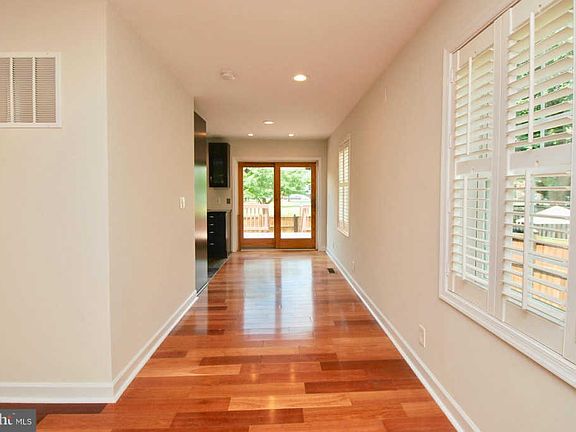 4th image of 1120 Colonial Ave