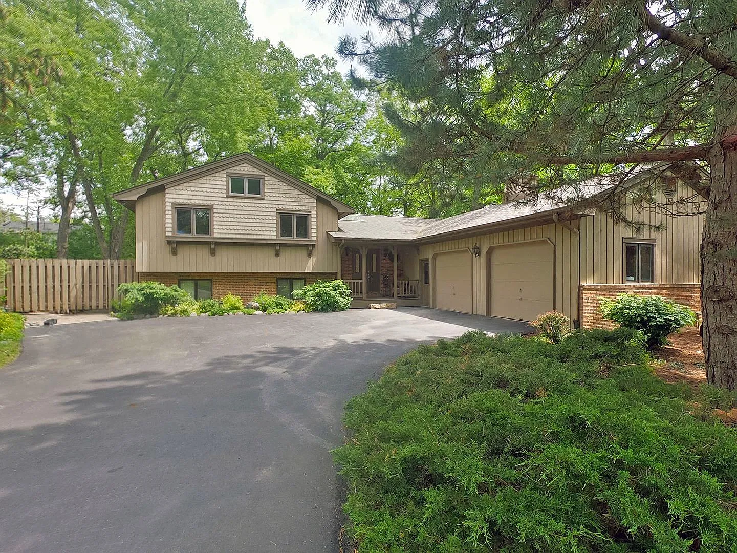 256 East Ln photo 1