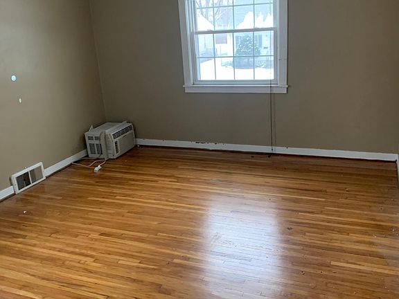 5th image of 25 Henderson Ave