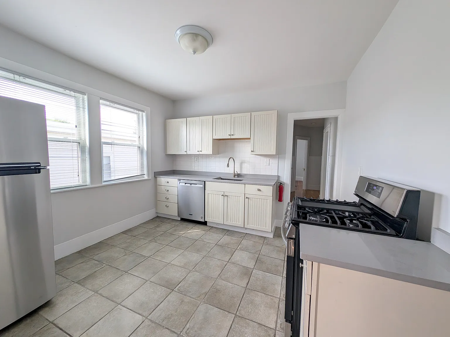 4 bed, 1200 sqft, $5,500 — Photo 3