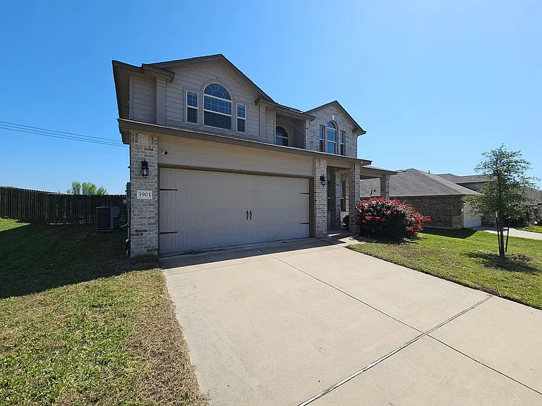 3901 Brunswick Dr — Photo 2