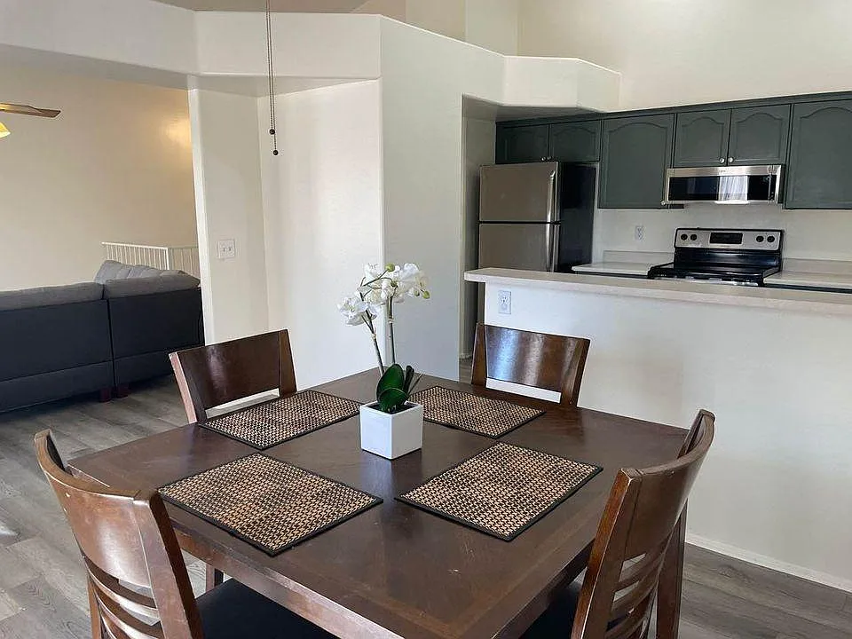 5 bed, 2024 sqft, $840 — Photo 4