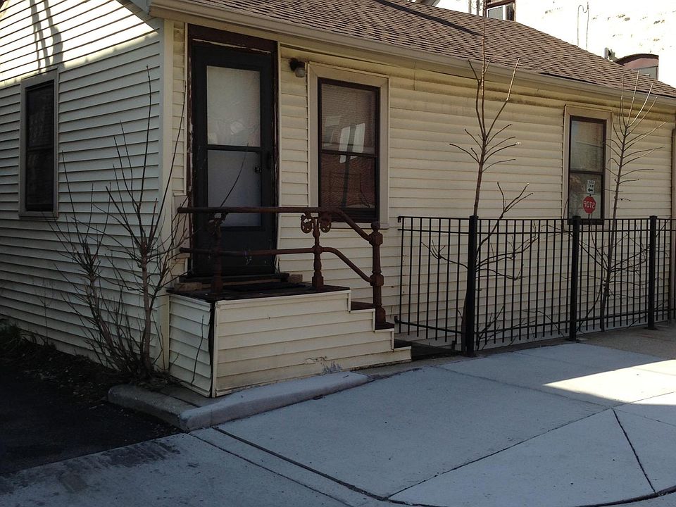 831 N May Street - Coach House