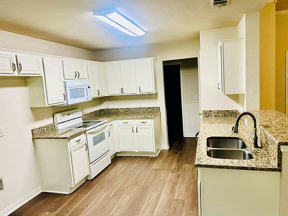 3rd image of 110 S Bending Oak Ln