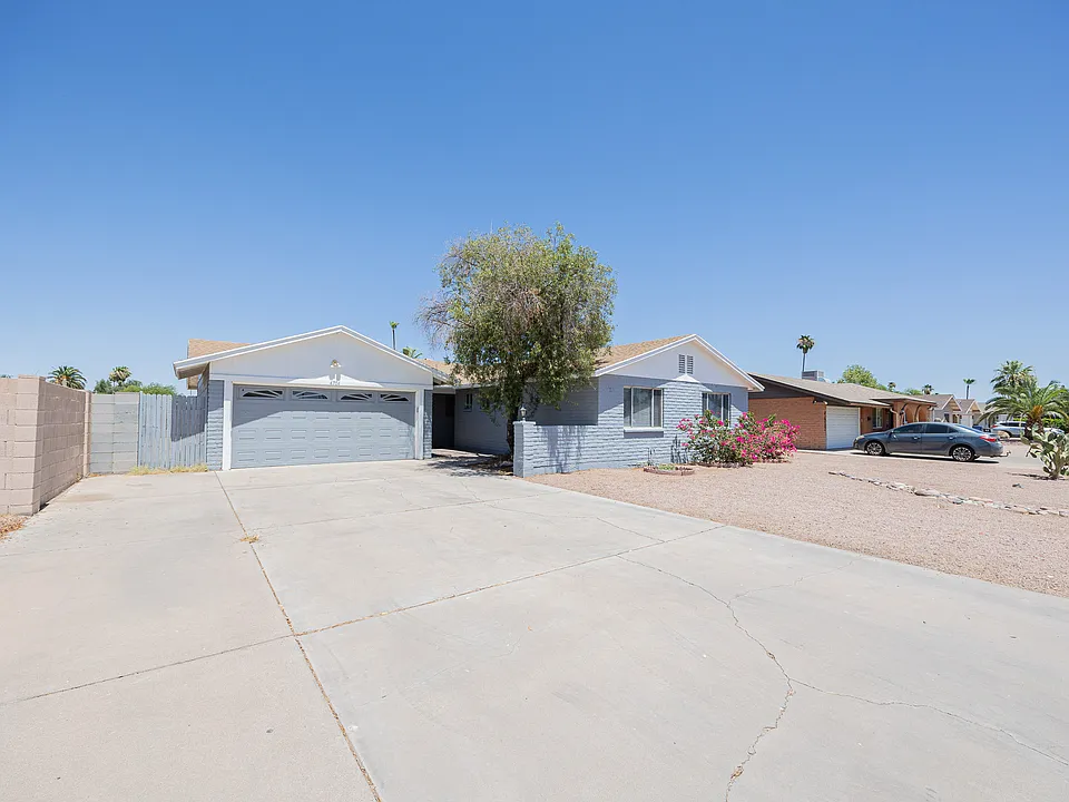 4704 S La Rosa Dr