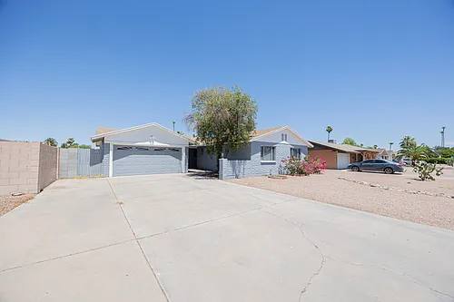 4704 S La Rosa Dr Photo 1