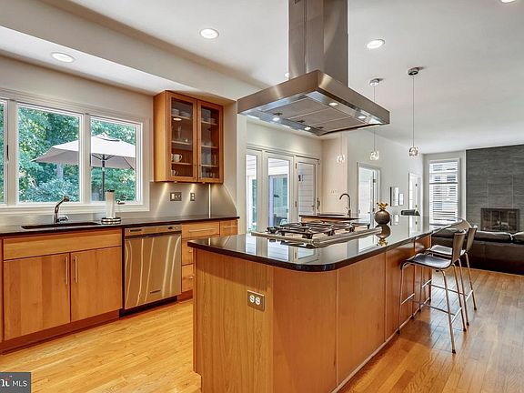 5th image of 17703 Globe Theatre Dr