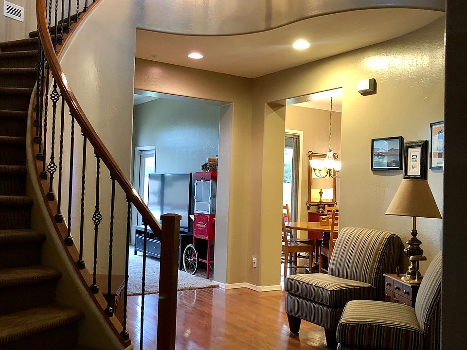 Grand spiral two story entry