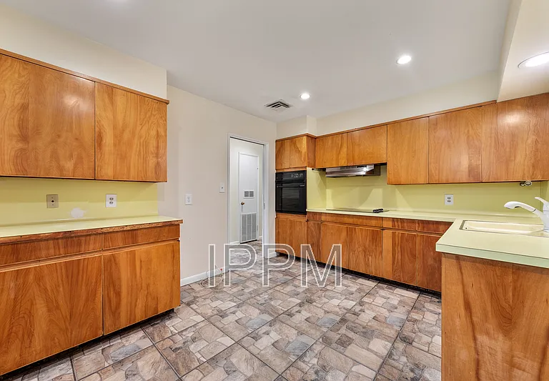 914 E Carrol St — Photo 8