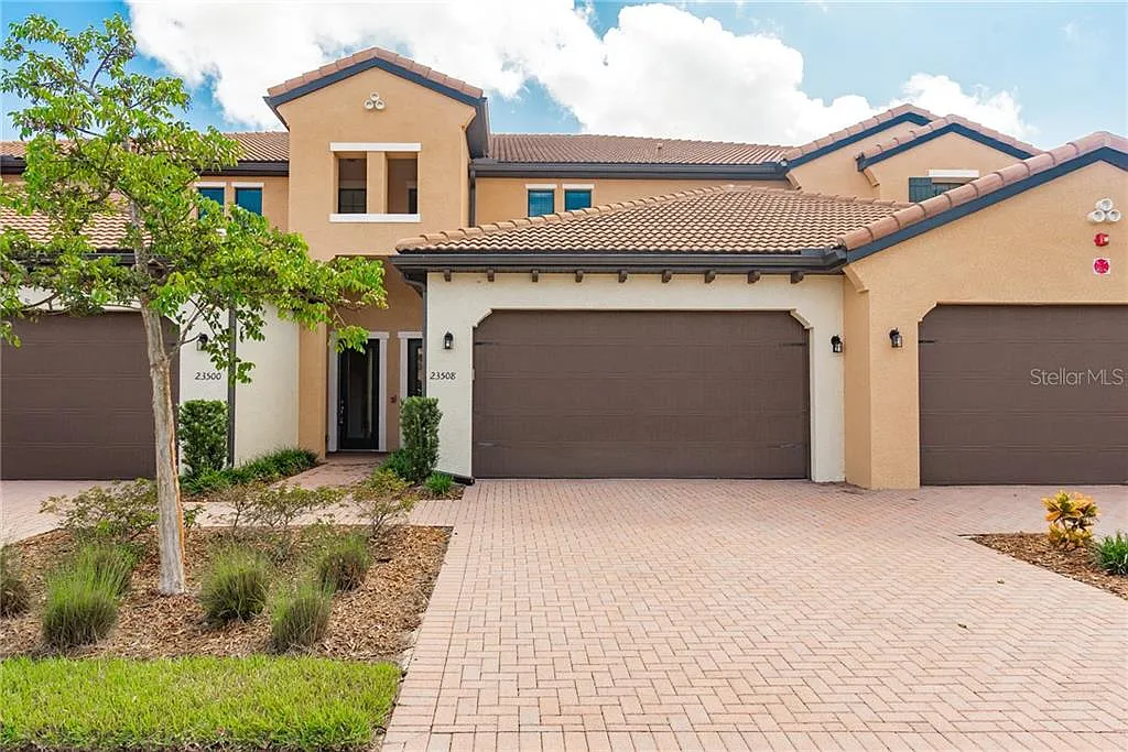 3 bed, 2.0 bath, 2215 sqft, $7,200 — Photo 1