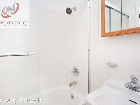 5th image of 2749 Gough St APT 3