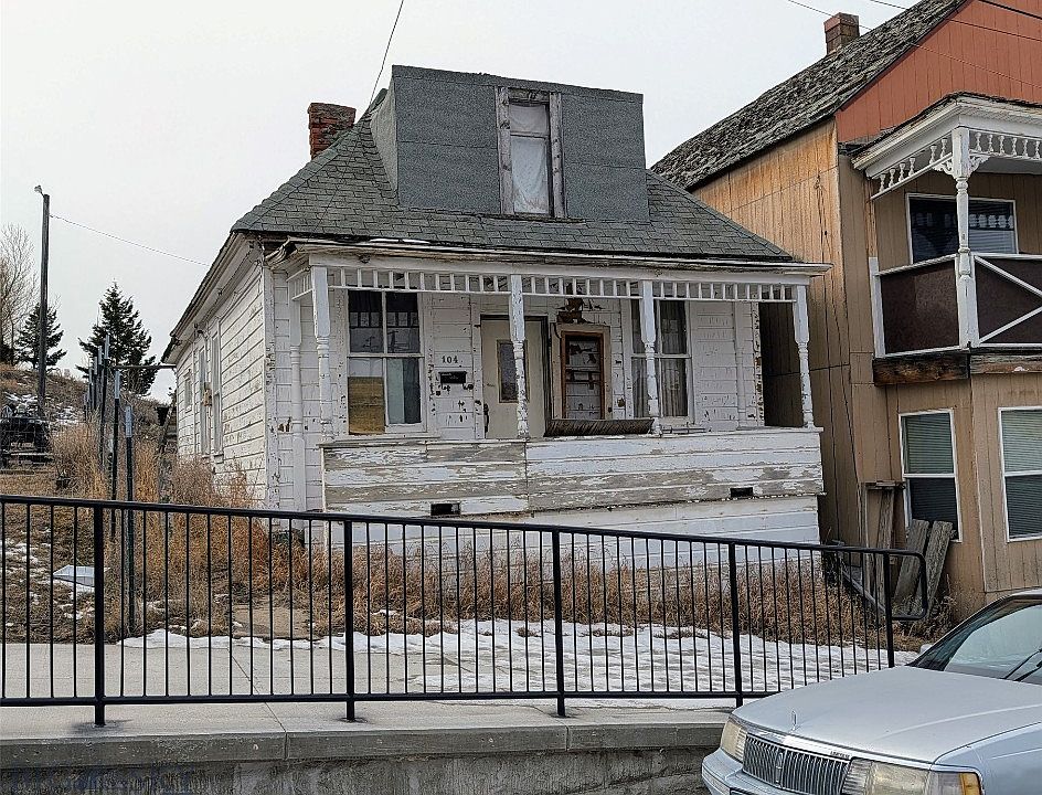 1st image of 104 E Center St