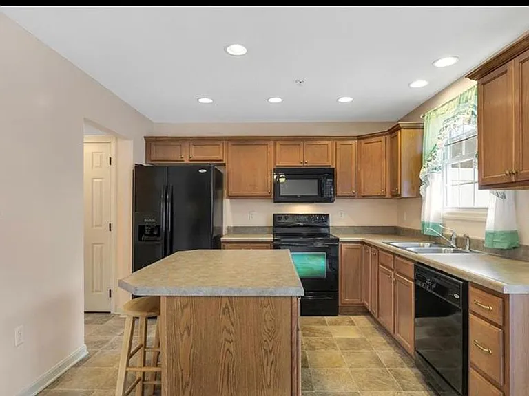 225 Persimmon Ln — Photo 6