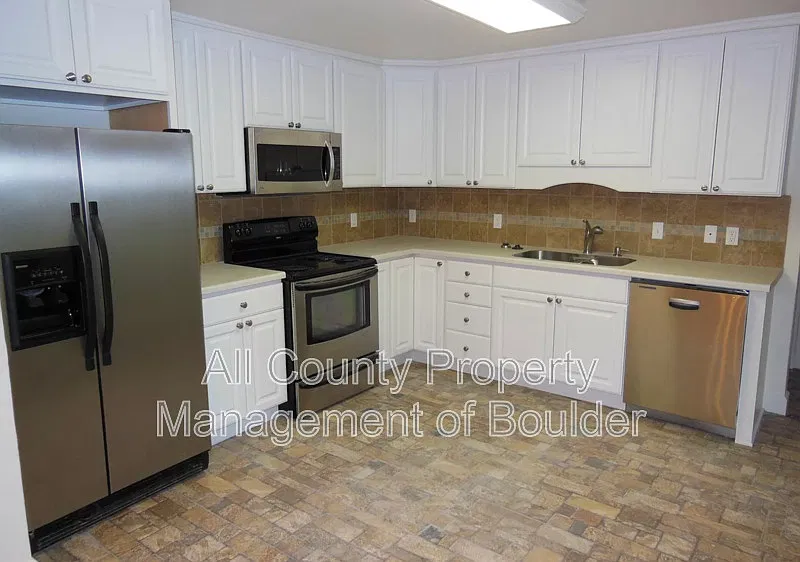 5 bed, 2.5 bath, 2248 sqft, $3,995 — Photo 4