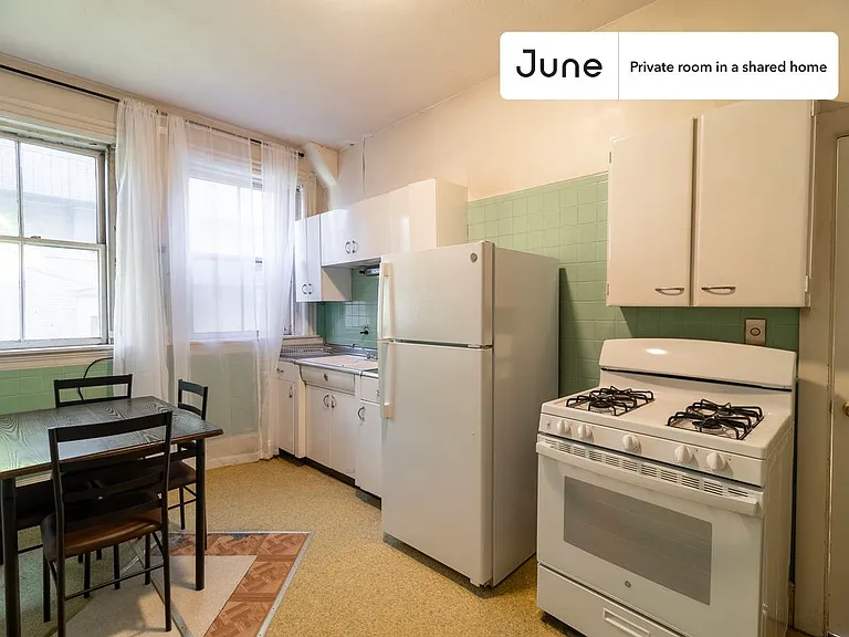 923 Beacon St #C — Photo 3