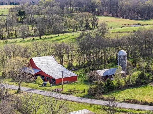 3620 Heads Church Rd, Cedar Hill, TN 37032