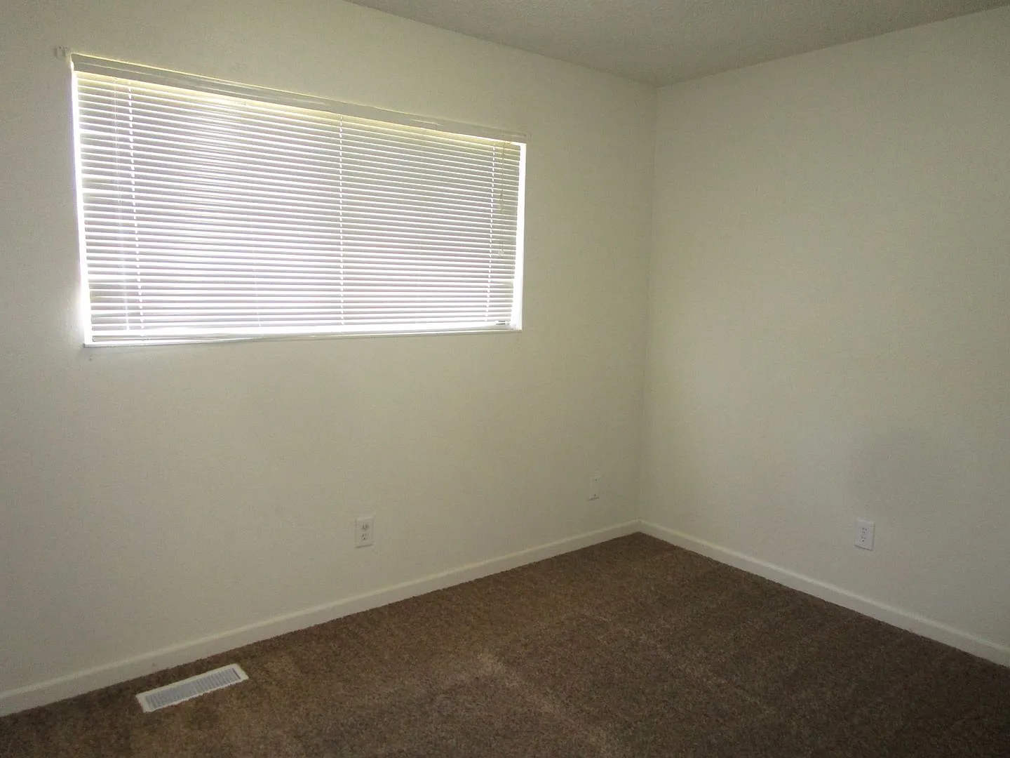 Move In Special Parkway Gardens Condos — Photo 2