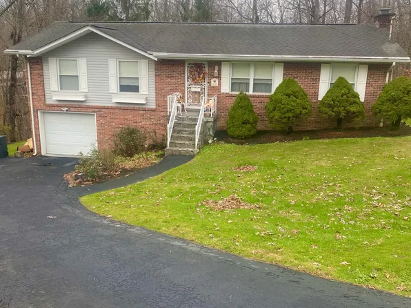 2010 Somerset Ln, Oak Hill, WV 25901