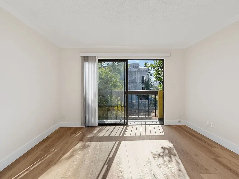 RENOVATED 1 BED 1 BATH - UNIT #109