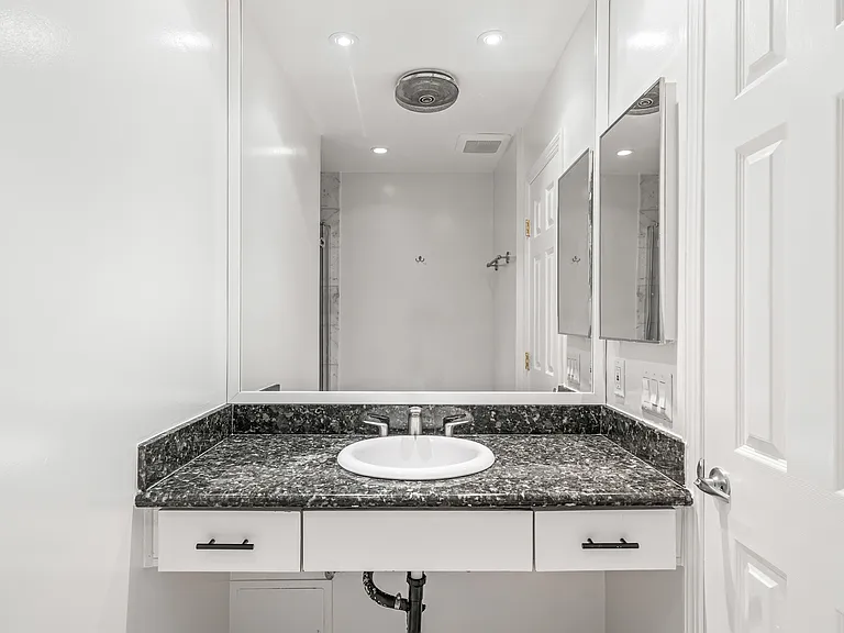 10747 Wilshire Blvd #1006 — Photo 26