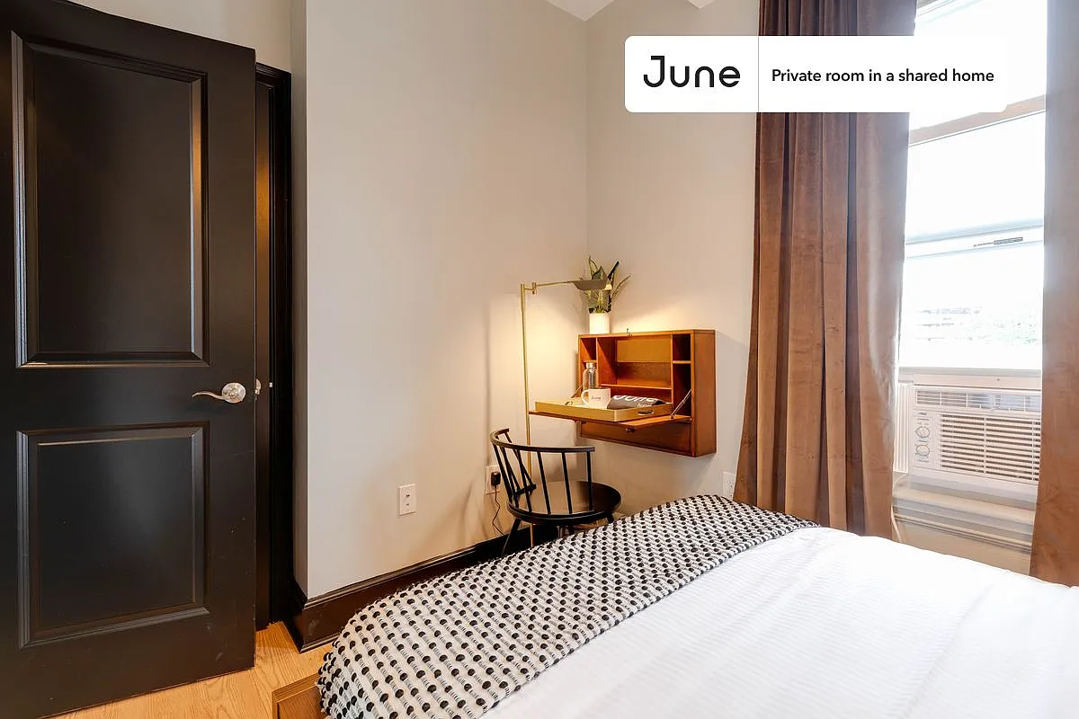 Full bedroom in 4 bed/1.5 bath home in South Boston #193 2D — Photo 2