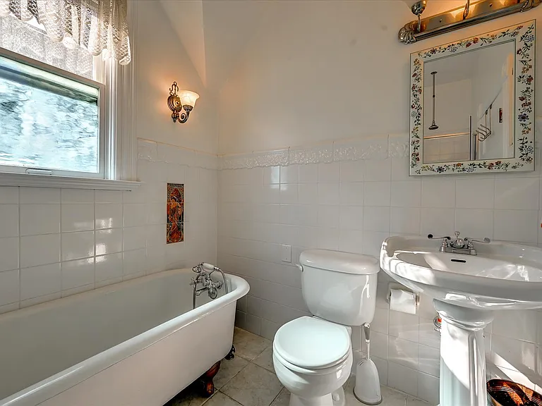 Upstairs Main Bathroom