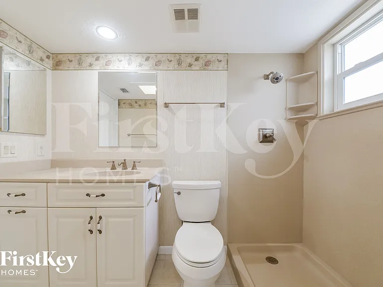 560 Donora St — Photo 10