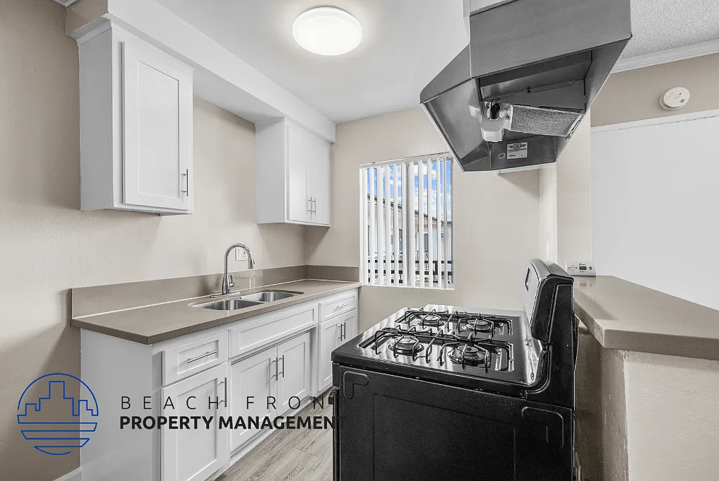 10429 La Reina Ave. — Photo 3