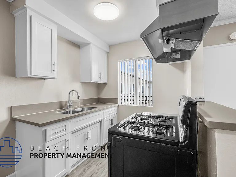 10429 La Reina Ave. — Photo 3