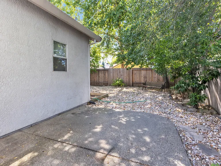 1909 Lindsay Dr — Photo 20