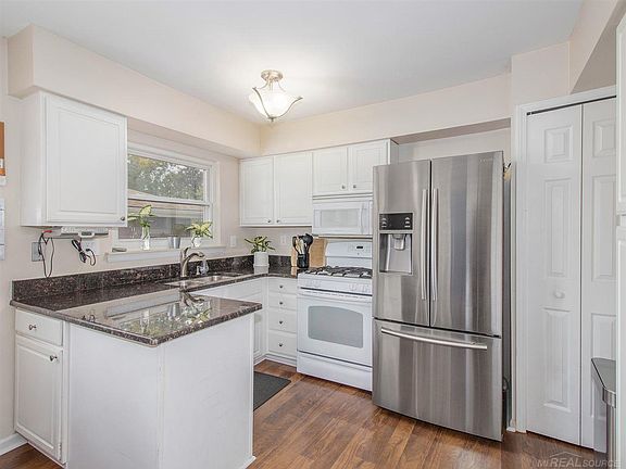 5th image of 12340 Kenilworth Dr