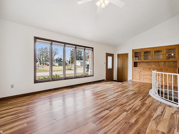 3rd image of 1924 Grube St