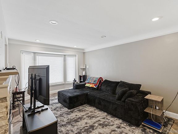 5th image of 20522 Tracey St