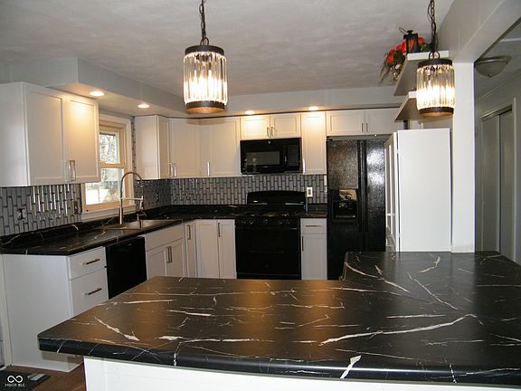 4th image of 818 Yorkshire Rd